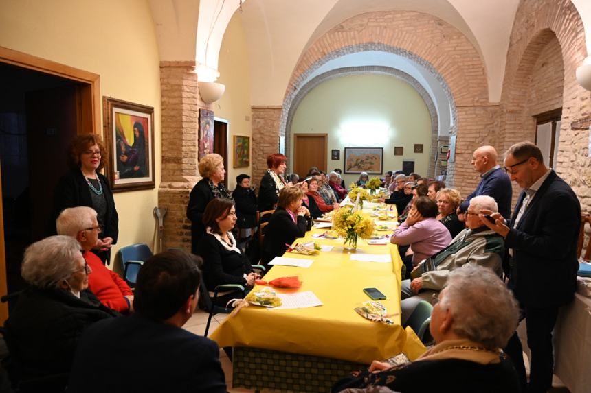 Festa della donna: amicizia e allegria per le nonne del centro “Zaccardi”