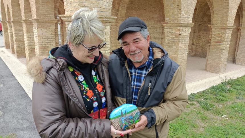 Un trattore su un sasso dedicato al mondo rurale: "Senza contadini il Paese non avrà più storia" 