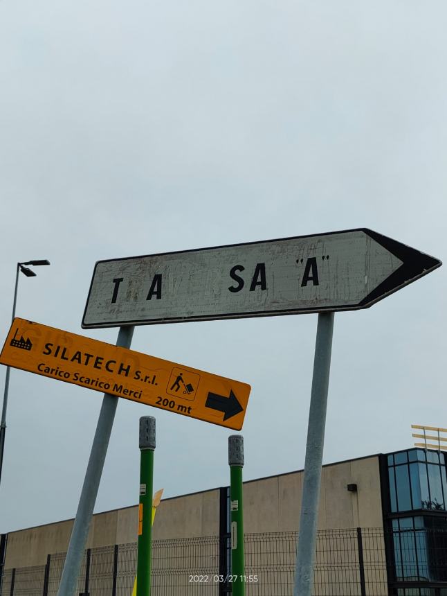 Lavoratori protestano in Val Sinello: “Strade colabrodo, rischiamo la vita ogni giorno”