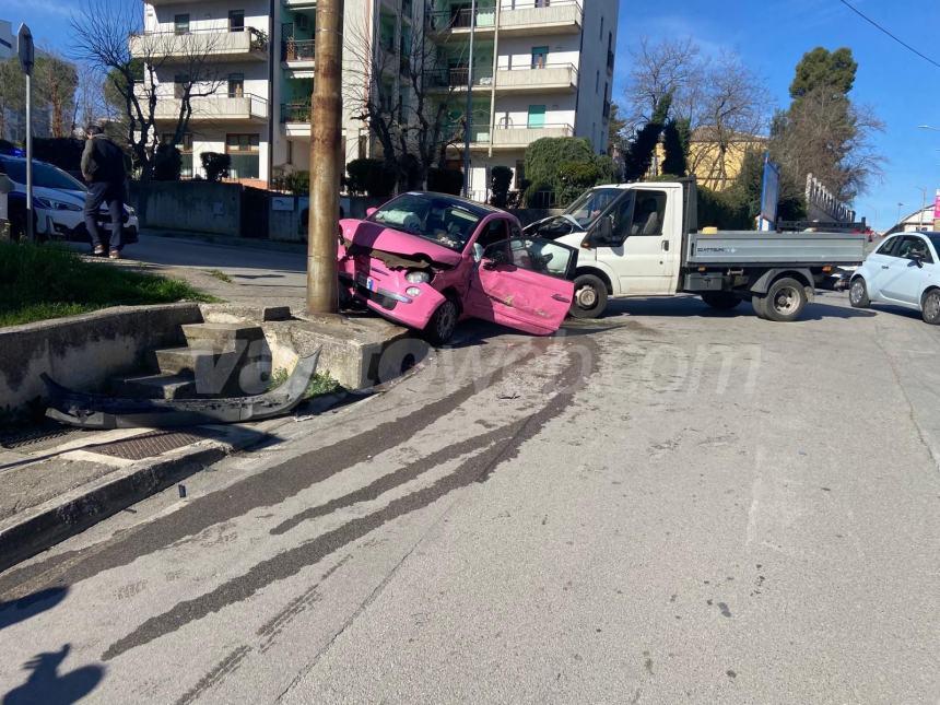 Fiat 500 colpisce un furgone e finisce contro un palo, ferita una donna