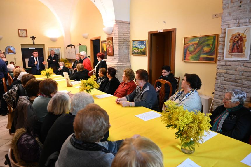 Festa della donna: amicizia e allegria per le nonne del centro “Zaccardi”