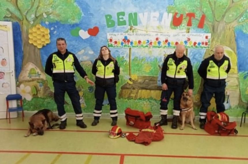 I bambini della scuola Smerilli a lezione con Protezione Civile e unità cinofile