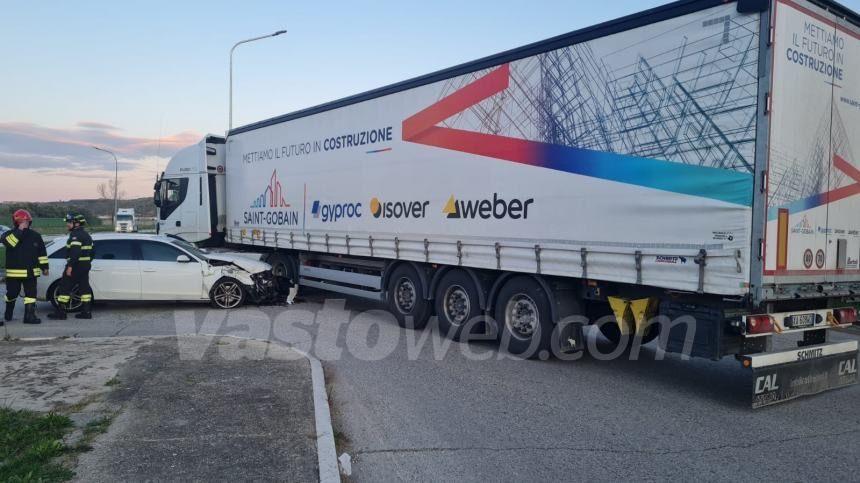 Scontro auto-tir, ferito un 63enne di San Salvo