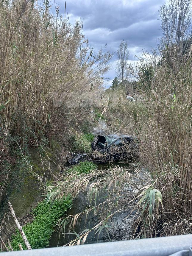 Auto finisce in un canale alla rotonda di San Salvo Marina