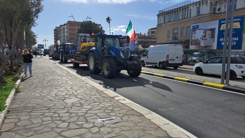 Trattori in corteo: «Tanti sacrifici per quale futuro?»