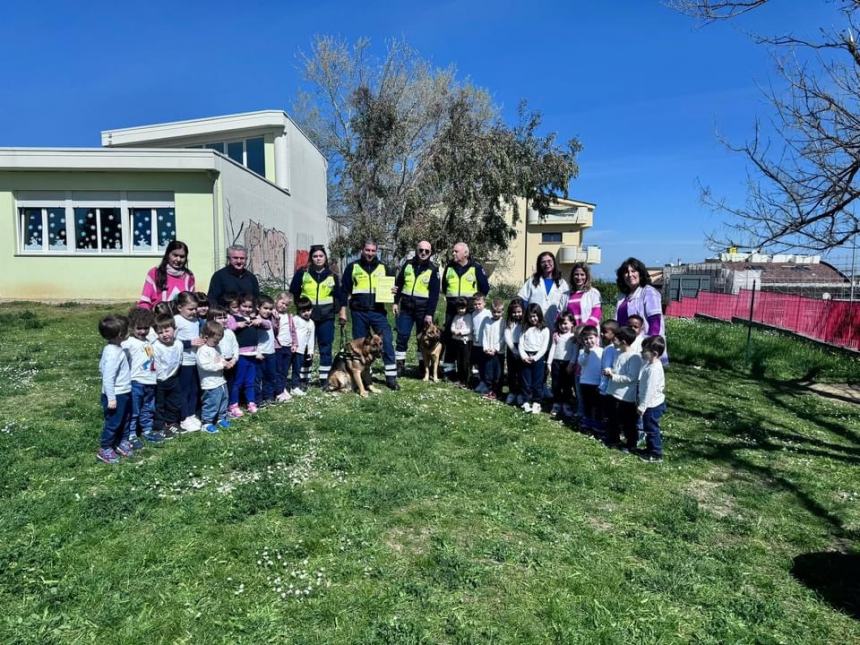 I bambini della scuola Smerilli a lezione con Protezione Civile e unità cinofile