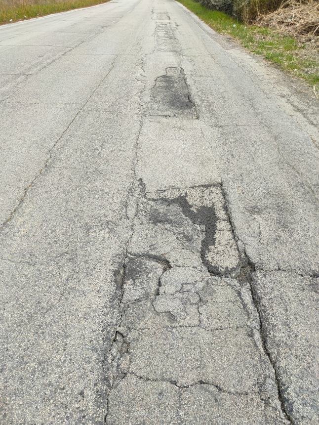 Lavoratori protestano in Val Sinello: “Strade colabrodo, rischiamo la vita ogni giorno”