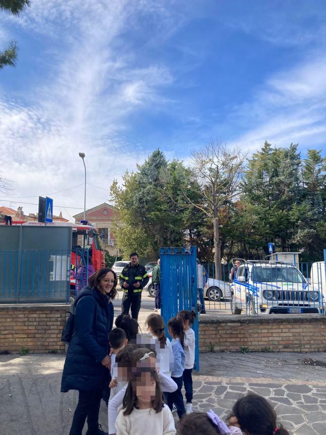 Scatta l'allarme alla scuola Incoronata, bambini evacuati: "Calo di tensione elettrica"