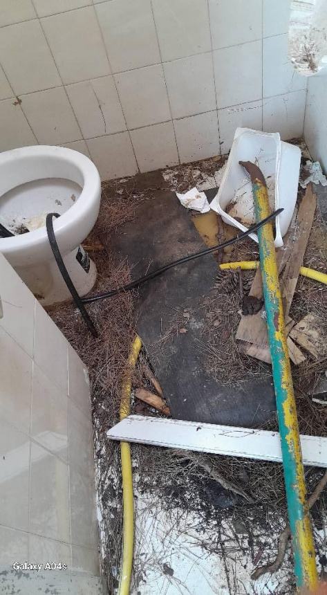 “Bagni pubblici della villa comunale abbandonati e vandalizzati, problema di inciviltà”