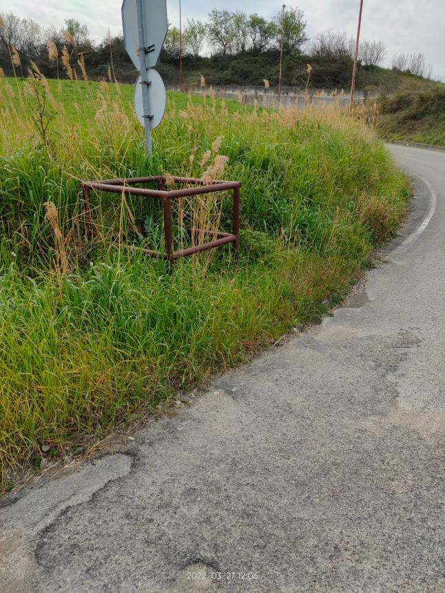 Lavoratori protestano in Val Sinello: “Strade colabrodo, rischiamo la vita ogni giorno”