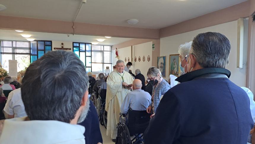 La Madonna di Lourdes accolta dagli ospiti dell'Opera Serena