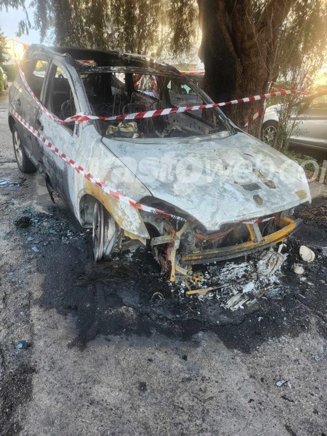 Auto in fiamme nella notte in via Alcide De Gasperi a Vasto