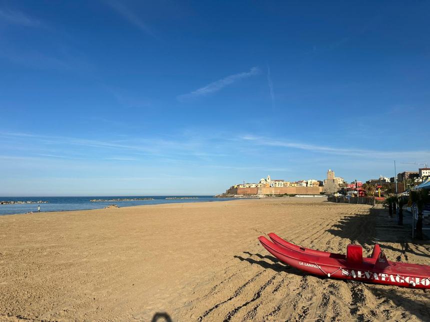 La gente va già in spiaggia, gli imprenditori balneari scenderanno in piazza