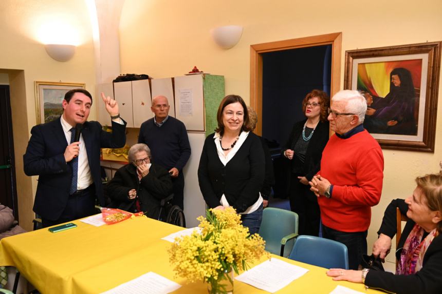 Festa della donna: amicizia e allegria per le nonne del centro “Zaccardi”