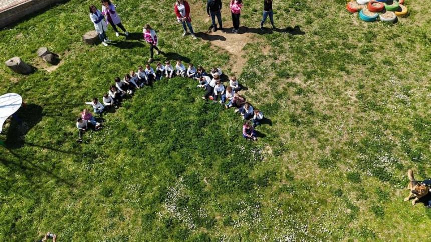 I bambini della scuola Smerilli a lezione con Protezione Civile e unità cinofile