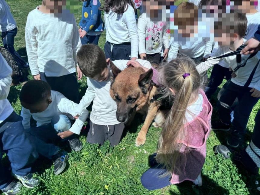 I bambini della scuola Smerilli a lezione con Protezione Civile e unità cinofile