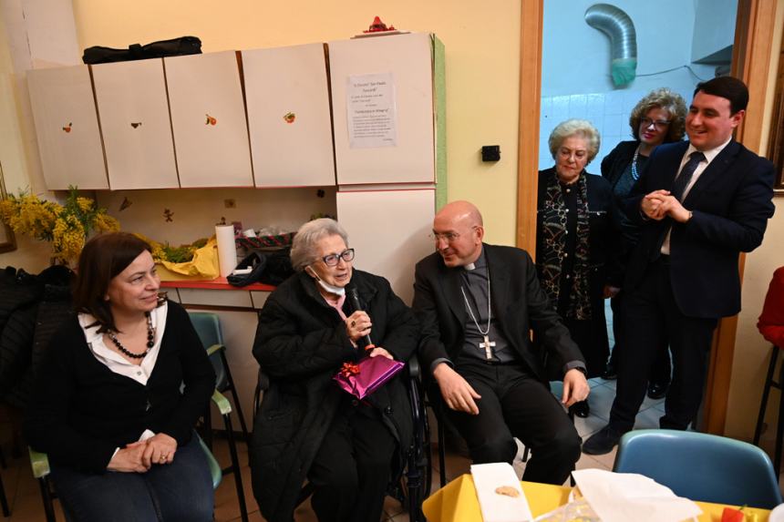 Festa della donna: amicizia e allegria per le nonne del centro “Zaccardi”