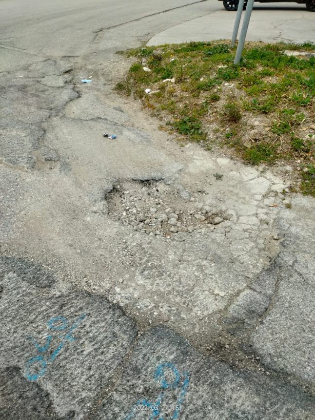 Lavoratori protestano in Val Sinello: “Strade colabrodo, rischiamo la vita ogni giorno”