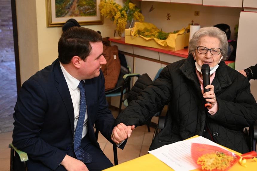 Festa della donna: amicizia e allegria per le nonne del centro “Zaccardi”