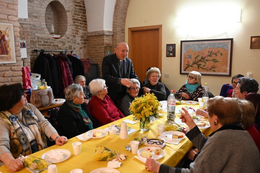 Festa della donna: amicizia e allegria per le nonne del centro “Zaccardi”