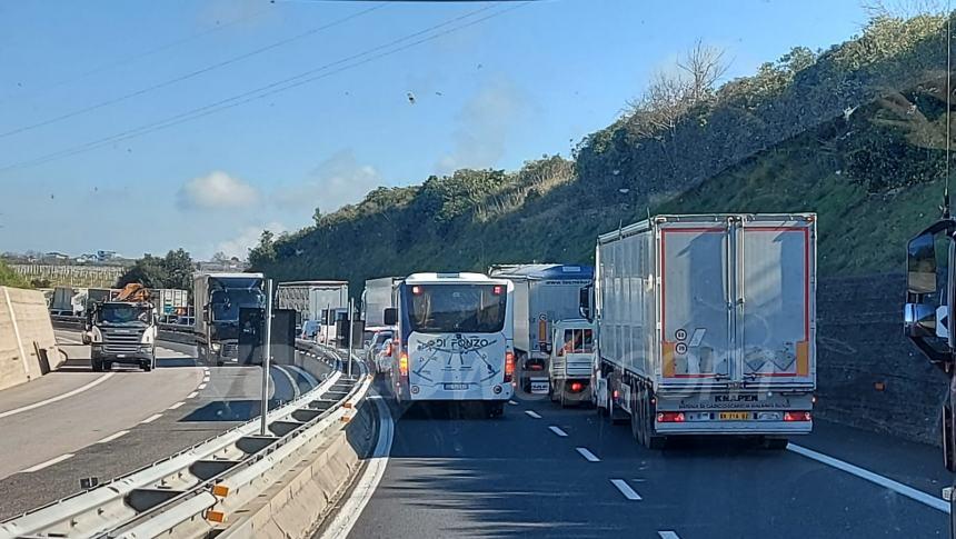 Auto in fiamme sull’A14 tra Ortona e Lanciano