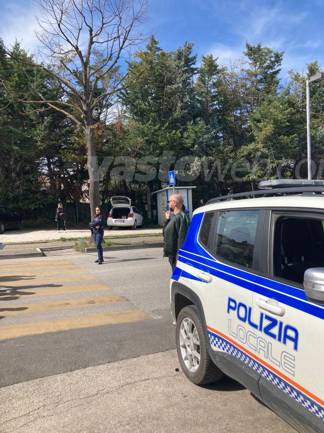 Scatta l'allarme alla scuola Incoronata, bambini evacuati: "Calo di tensione elettrica"