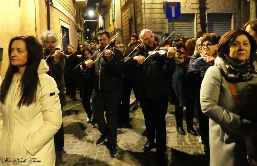 A Casalbordino sulle note del “Miserere” celebrata la processione del Venerdì Santo