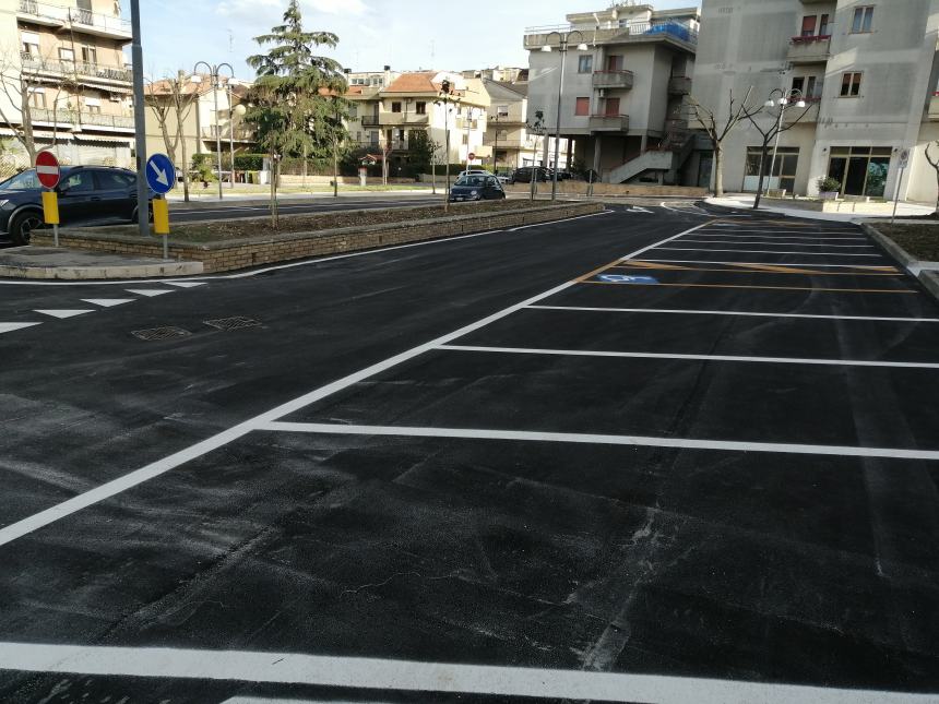 Inaugurata la nuova Villetta Due Pini: "I residenti per parcheggiare facevano le montagne russe" 