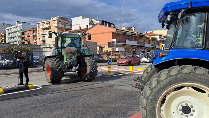 Trattori in corteo: «Tanti sacrifici per quale futuro?»