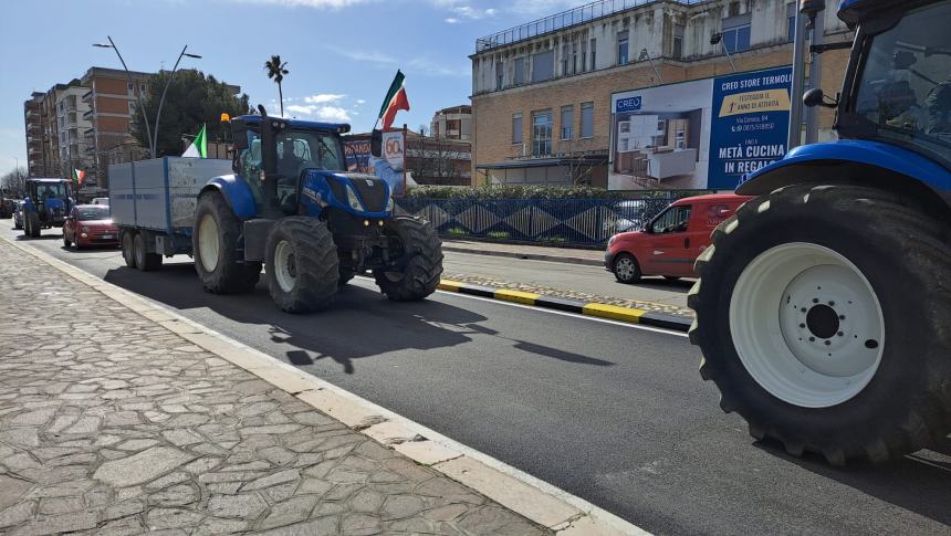 Trattori in corteo: «Tanti sacrifici per quale futuro?»