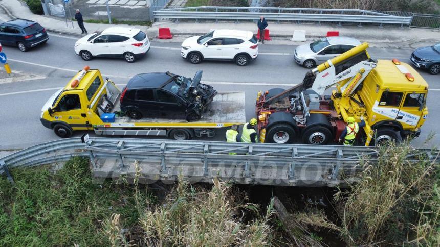 Auto finisce in un canale alla rotonda di San Salvo Marina