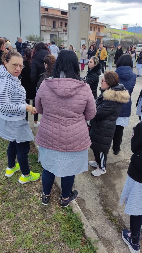 Lavoratori protestano in Val Sinello: “Strade colabrodo, rischiamo la vita ogni giorno”