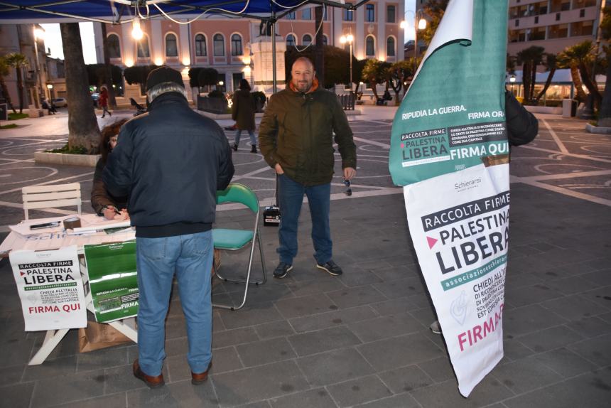 Il gazebo dell'associazione "Schierarsi"