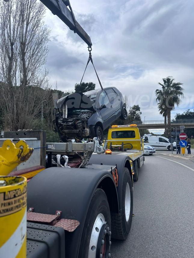 Auto finisce in un canale alla rotonda di San Salvo Marina