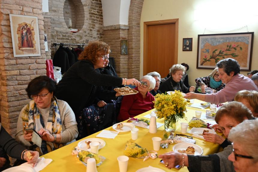 Festa della donna: amicizia e allegria per le nonne del centro “Zaccardi”