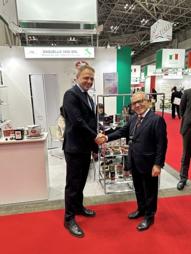 Il ministro Lollobrigida allo stand Abruzzo al Foodex Japan