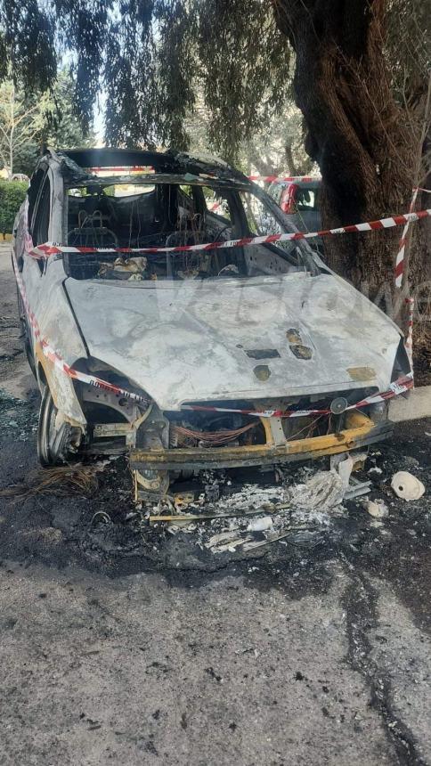 Auto in fiamme nella notte in via Alcide De Gasperi a Vasto