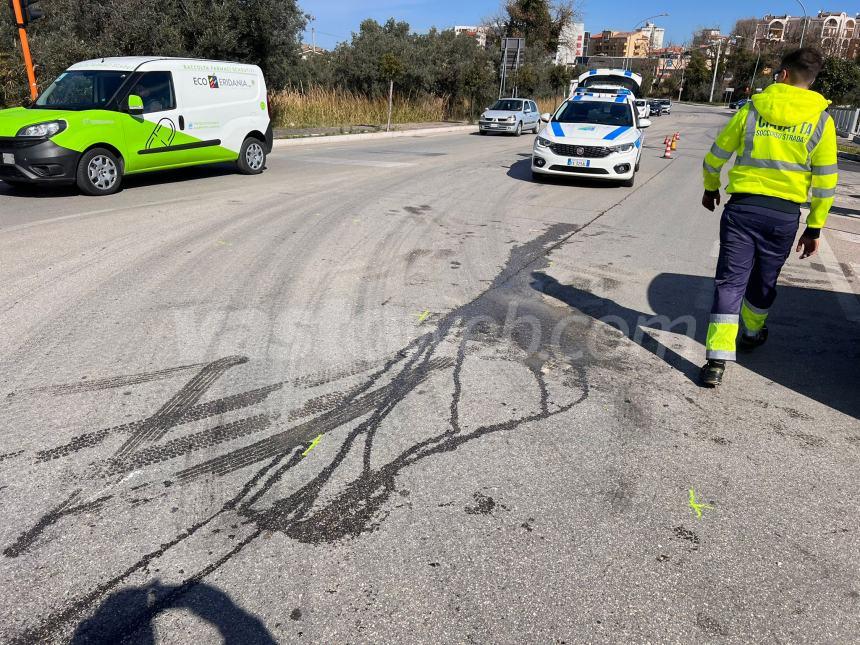 Scontro tra 2 auto sulla circonvallazione a Vasto, un ferito in ospedale