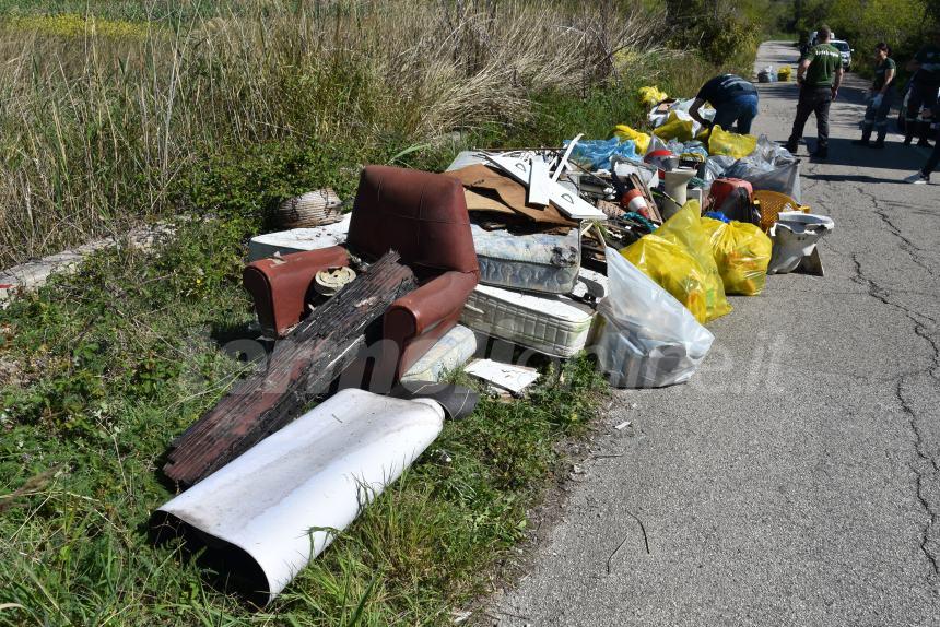 Giornata ecologica alla "Bufalara", si trova di tutto nei rifiuti abbandonati sul territorio