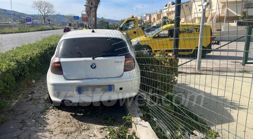 Perde il controllo dell'auto sulla Statale 16 e finisce sul marciapiede, 1 ferito