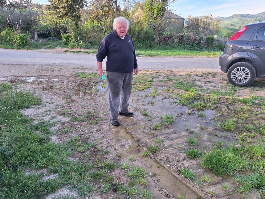 "Da 5 mesi perdita d'acqua in campagna cupellese, cittadini abbandonati"