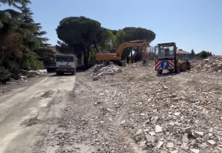 Demolito l’ex asilo Carlo Della Penna, a seguire la costruzione del nuovo plesso