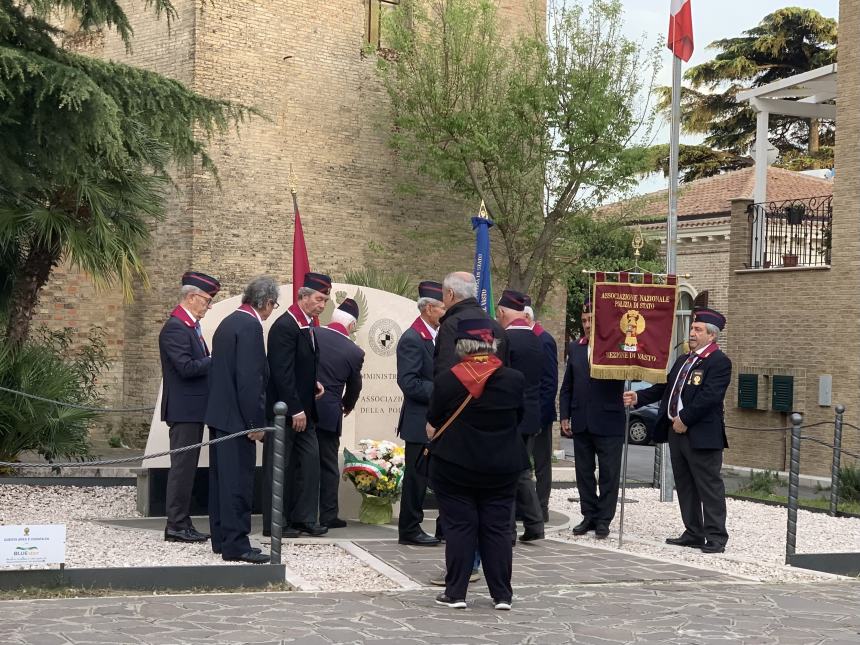 Vasto con una corona d’alloro celebra  il 172esimo anniversario della Polizia di Stato 