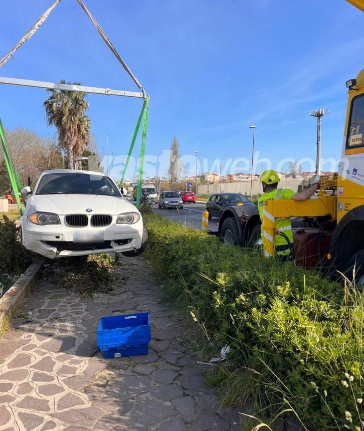 Perde il controllo dell'auto sulla Statale 16 e finisce sul marciapiede, 1 ferito