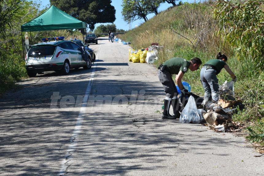 Giornata ecologica alla "Bufalara", si trova di tutto nei rifiuti abbandonati sul territorio