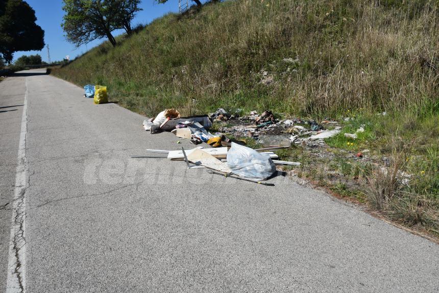 Giornata ecologica alla "Bufalara", si trova di tutto nei rifiuti abbandonati sul territorio