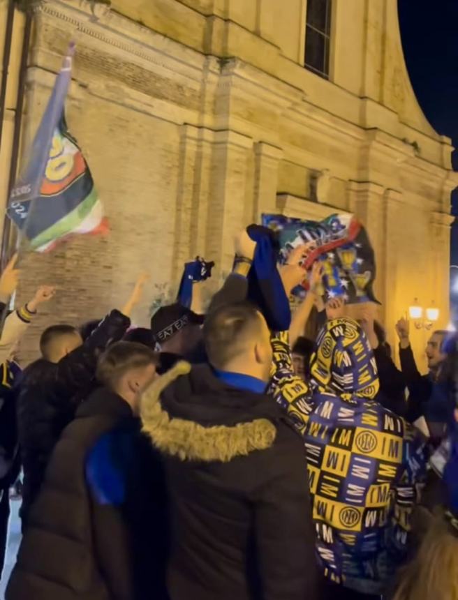L'Inter vince il 20º scudetto e Piazza Rossetti si tinge di neroazzurro