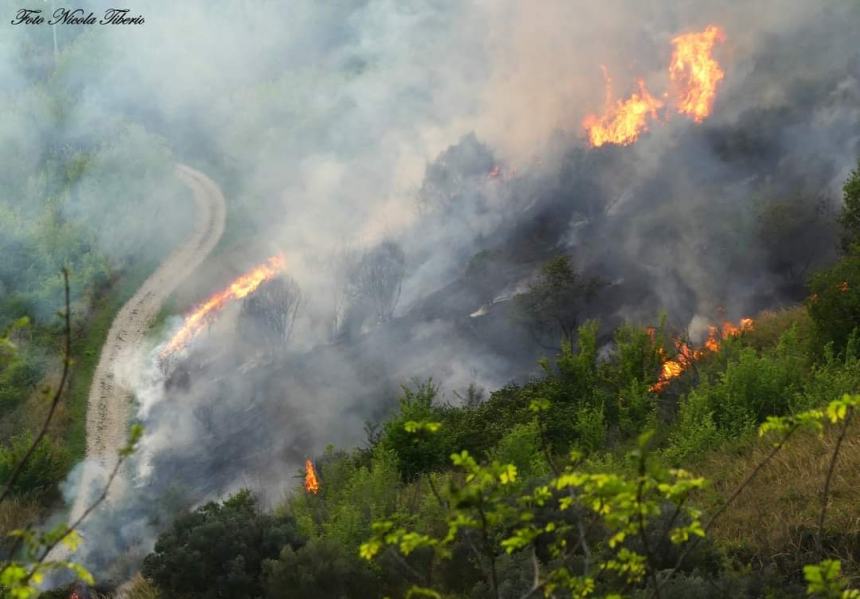 Costone in fiamme a Casalbordino nei pressi dell’ex fornace 