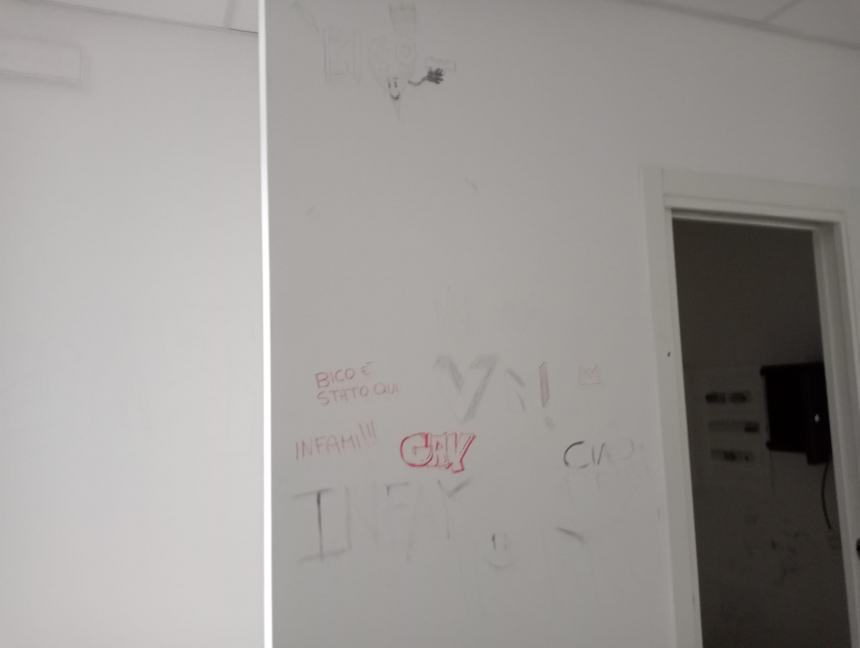 Nuovo raid vandalico al Terminal bus: rifiuti, graffiti, pareti e soffitti devastati 