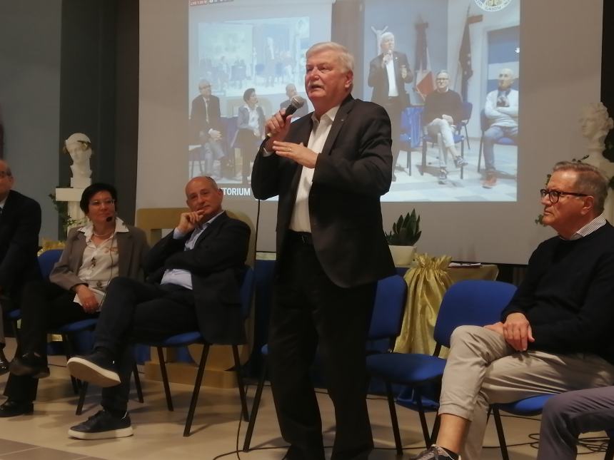 Celebrati i 70 anni del Liceo classico con ex dirigenti e alunni: "Ponte tra passato e futuro"